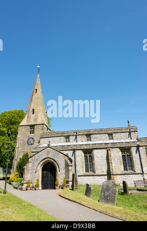 St Michael et Tous les Anges, l'église paroissiale Taddington, parc national de Peak District, Derbyshire, Angleterre. Banque D'Images