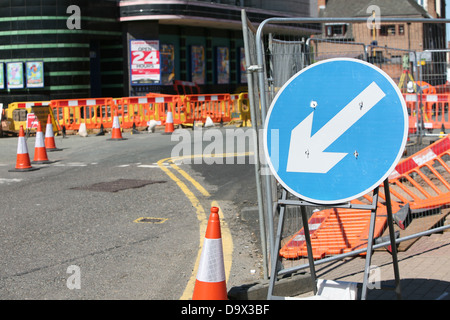 Une flèche panneau indiquant la voie à la circulation durant la construction d'une nouvelle route à Loughborough Banque D'Images