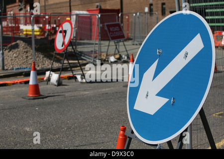 Une flèche panneau indiquant la voie à la circulation durant la construction d'une nouvelle route à Loughborough Banque D'Images