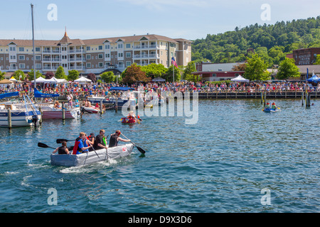 20e Conférence annuelle de Watkins Glen Waterfront Festival & Régates de bateaux en carton dans le port de New York Watkins Glen Banque D'Images