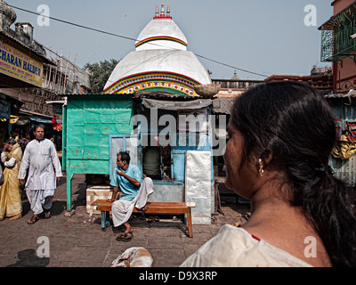 Scène de rue à proximité de Kalighat. Calcutta, West Bengal, India Banque D'Images