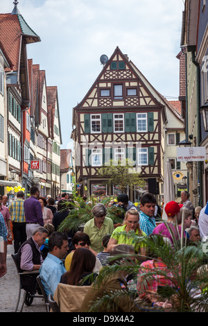 Schwäbisch Hall, Allemagne, Europe. Rue animée dans la vie. Banque D'Images