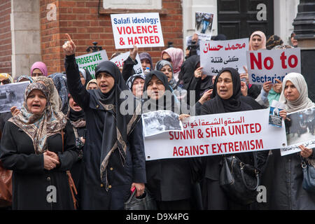 Londres, Royaume-Uni. 27 juin 2013. Les femmes musulmanes comme des slogans chant égyptiens à Londres protester contre les assassinats sectaires en Égypte. Crédit : Paul Davey/Alamy Live News Banque D'Images