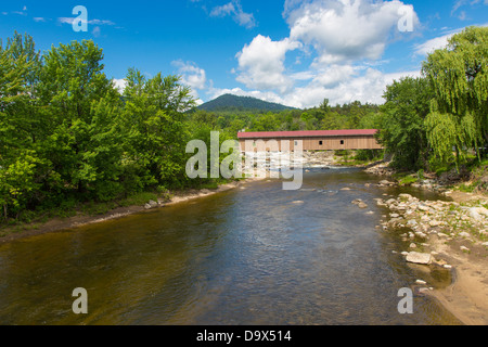 Jay historique pont couvert sur la rivière Ausable dans l'Adirondack Mountain ville de Jay dans l'État de New York Banque D'Images