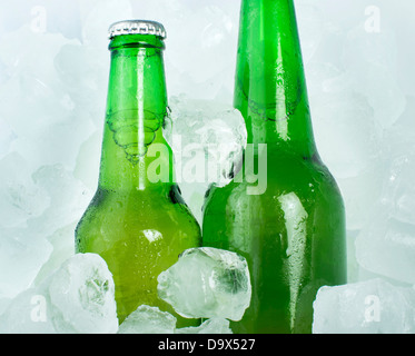 Vert bouteille de bière et des cubes de glace Banque D'Images