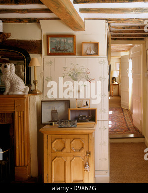 Photos nautique sur mur peint décorative au-dessus de l'armoire en pin scandinave avec de petits bateaux dans des cadres en bois dans la salle à manger Banque D'Images