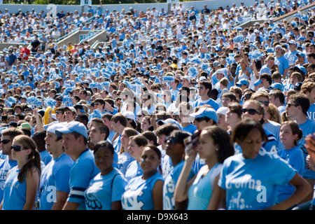 Le North Carolina Tar Heels section étudiante à Kenan Memorial Stadium à Chapel Hill, NC le 15 septembre 2007 Banque D'Images