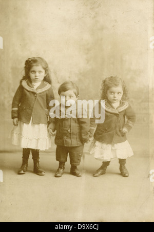 Vers 1905, trois frères et soeurs photo tout-petits, chacun d'environ 1 an d'intervalle. Banque D'Images