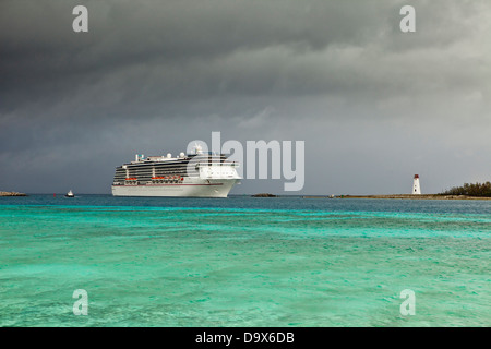 L'entrée au port des navires de croisière au cours de tempête à Bahamas Banque D'Images