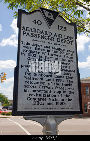 SEABOARD AIR LINE DEPOT ce dépôt et salle des bagages ont été inscrits dans le Registre national des lieux historiques en 1983 dans le cadre de l'Ouest Gervais Street Historic District. Ils ont servi les passagers sur le Seaboard Air Line Railway (plus tard le Seaboard Coast Line Railroad) jusqu'en 1991. Le déplacement de la voie ferrée à travers Gervais Street a été une étape importante dans la revitalisation de l'Congaree Vista dans les années 1980 et 1990. Érigée par la Columbia Development Corporation, 2003 Banque D'Images