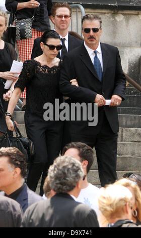 New York, New York, USA. 27 Juin, 2013. Acteurs JULIANNA MARGULIES ET CHRIS NOTH quitter James Gandolfini's Funeral tenue à l'église cathédrale de Saint John the Divine dans Upper Manhattan. Credit : Nancy Kaszerman ZUMAPRESS.com/Alamy/Live News Banque D'Images