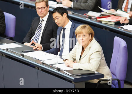 Berlin, Allemagne. 27 juin 2013. Angela Merkel donne une déclaration du gouvernement sur la question du passé du sommet du G8 et sur le prochain Conseil européen des 27 et 28 juin à Bruxelles au Parlement allemand à Berlin. / Photo : Angela Merkel (CDU), Chancelier allemand, à la recherche de l'appareil photo pendant la session du Parlement. Credit : Reynaldo Chaib Paganelli/Alamy Live News Banque D'Images