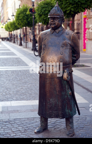 Statue du policier le Zrinyi utca à Budapest, Hongrie Banque D'Images