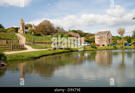 Étang et abbey ruins Abbotsbury Dorset England UK Banque D'Images