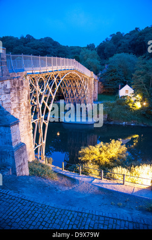 Travées du pont de fer historique fleuve Severn à Ironbridge dans Shropshire Angleterre courts Banque D'Images