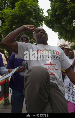 Londres, Royaume-Uni. 27 juin 2013. que les Zimbabwéens et les militants de l'union britannique protester contre le Zimbabwe à Londres. Crédit : Paul Davey/Alamy Live News Banque D'Images