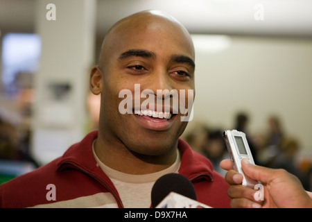 Ancien New York Giants et Virginia Cavaliers exécutant retour Tiki Barber est retourné à son alma mater pour promouvoir son nouveau livre 'Tiki : ma vie dans le jeu Au-delà". La signature a eu lieu à la librairie de l'Université de Virginie à Charlottesville, VA le 26 octobre 2007. Banque D'Images
