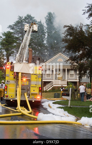 La foudre a frappé une maison dans le lotissement Redfields d'Albemarle County, Virginie le 19 juin 2007, provoquant un incendie. Banque D'Images