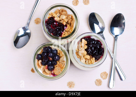 Yaourt au muesli et fruits rouges en bocaux d'en haut Banque D'Images