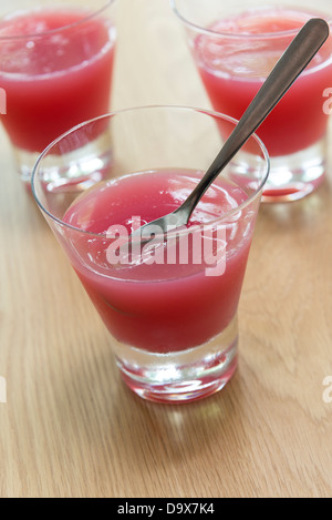 Trois verres de Gelée de rhubarbe végétarien, faite avec de l'agar-agar. UK. Banque D'Images