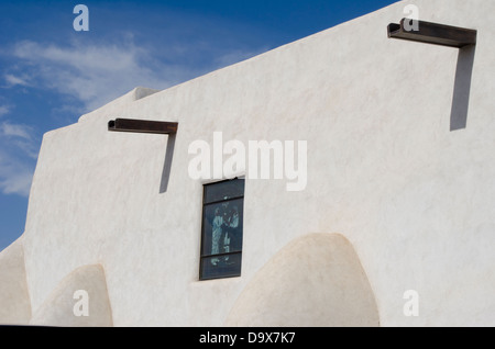 Le stuc gracieux lignes de l'église Saint Augustin Mission dans le Pueblo de Isleta est réminiscente de la vieille église de Taos. Banque D'Images