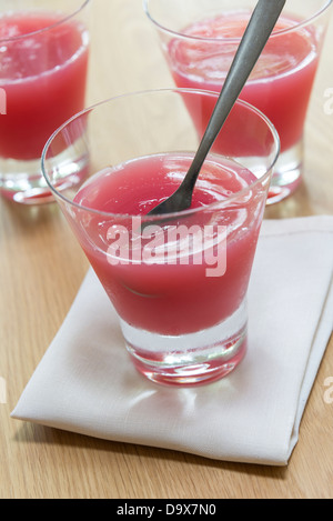 Trois verres de Gelée de rhubarbe végétarien, faite avec de l'agar-agar. UK. Banque D'Images