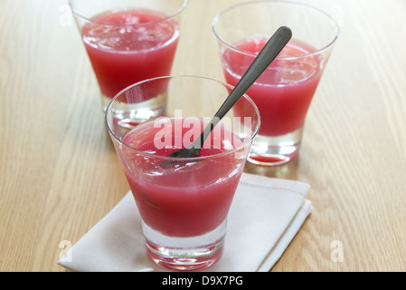 Trois verres de Gelée de rhubarbe végétarien, faite avec de l'agar-agar. UK. Banque D'Images