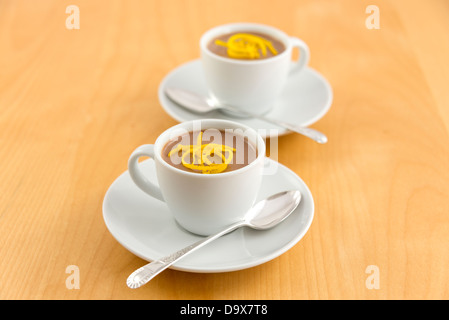 Peu de pots Chocolat Orange - un chocolat de luxe, orange et crème dessert servi dans de petites tasses de café blanc. Banque D'Images