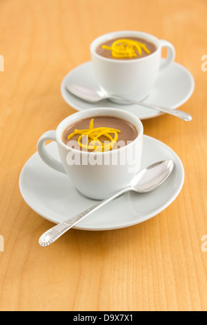 Peu de pots Chocolat Orange - un chocolat de luxe, orange et crème dessert servi dans de petites tasses de café blanc. Banque D'Images