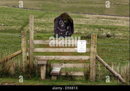 Brecon Beacons, Wales, UK, le jeudi 27 juin 2013 sur la photo : une lettre par les Brecon Beacons National Park Authority s'excuser pour les visiteurs sur l'âge du Bronze Llia Maen pierre qui a été vandalisée. Re : vandales qui barbouillé un Âge de Bronze pierre dans le parc national de Brecon Beacons avec un smiley ont été critiqués. Le 3.7m (12ft) Maen Llia standing stone est reconnu comme site d'importance archéologique national. Il est probable que la pierre a été érigée à la fin du Néolithique ou au début de l'Âge de Bronze entre 2500 et 1800 BC. Credit : D Legakis/Alamy Live News Banque D'Images