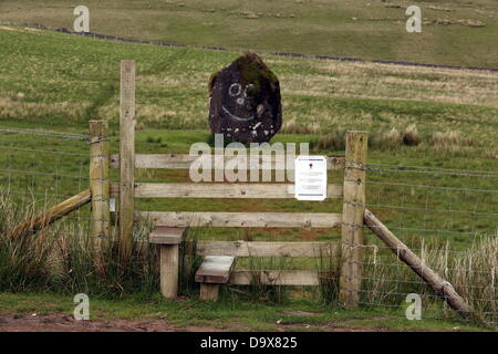 Brecon Beacons, Wales, UK, le jeudi 27 juin 2013 sur la photo : une lettre par les Brecon Beacons National Park Authority s'excuser pour les visiteurs sur l'âge du Bronze Llia Maen pierre qui a été vandalisée. Re : vandales qui barbouillé un Âge de Bronze pierre dans le parc national de Brecon Beacons avec un smiley ont été critiqués. Le 3.7m (12ft) Maen Llia standing stone est reconnu comme site d'importance archéologique national. Il est probable que la pierre a été érigée à la fin du Néolithique ou au début de l'Âge de Bronze entre 2500 et 1800 BC. Credit : D Legakis/Alamy Live News Banque D'Images