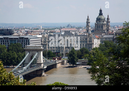 Vue sur la colline du château de Budapest avec le pont des chaînes et St Stephen's Basilica Budapest Hongrie Banque D'Images