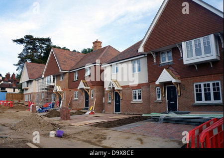 Nouvelles maisons en construction sur l'ancienne A3, près de The Devil's Punchbowl, à Hindhead, Surrey, UK Banque D'Images