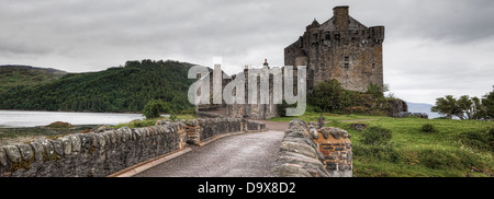 Le pittoresque château écossais Eilean Donan, d'une vue panoramique Banque D'Images