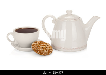 Théière avec tasse de thé et un biscuit sur blanc Banque D'Images