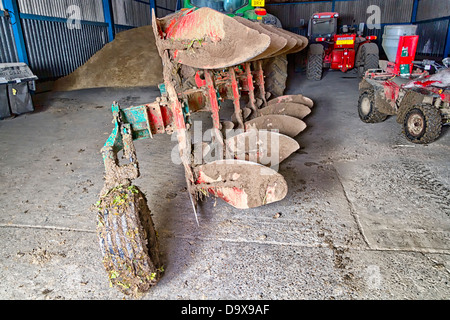 Le cultivateur machine dans une grange farm, Suffolk, Angleterre Banque D'Images