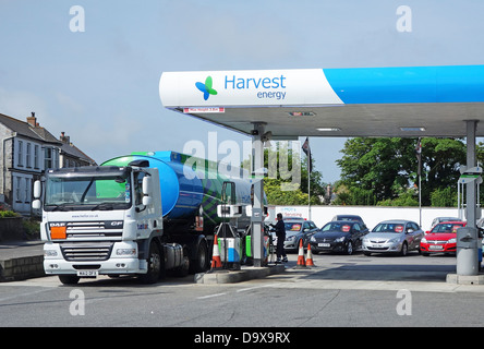 Un camion-citerne de carburant à une récolte ' ' l'énergie station service Banque D'Images