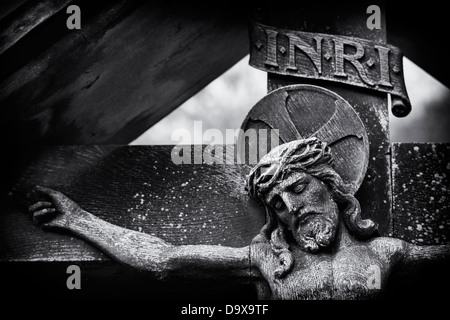Statue en bois de Jésus Christ sur la croix. Wyck Rissington, Cotswolds, Gloucestershire, Angleterre. Monochrome Banque D'Images