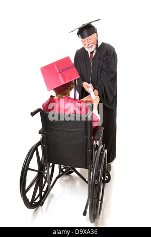 Femme âgée en fauteuil roulant reçoit son diplôme d'un professeur de collège. Isolé sur blanc. Banque D'Images