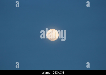 Pleine lune au ciel bleu clair Banque D'Images