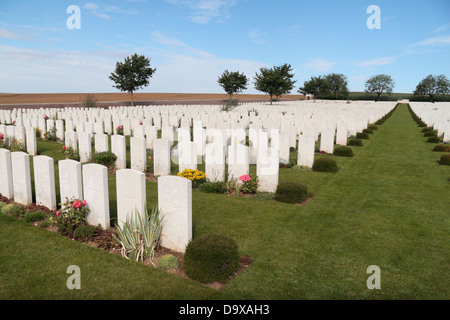 Vue générale de l'autre côté de la CWGC Ovillers Military Cemetery, près de Albert, Somme, Picardie, France. Banque D'Images