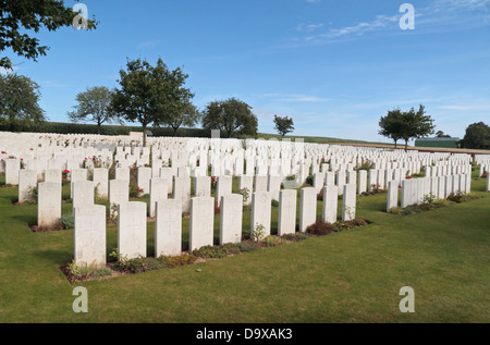 Vue générale de l'autre côté de la CWGC Ovillers Military Cemetery, près de Albert, Somme, Picardie, France. Banque D'Images