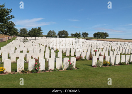 Vue générale de l'autre côté de la CWGC Ovillers Military Cemetery, près de Albert, Somme, Picardie, France. Banque D'Images