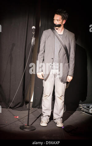 South Bank, Londres, Royaume-Uni. 27 juin 2013. Sam Wills, effectue sa loi mime comédie avec participation du public à la London's South Bank Crédit : Terence Mendoza/Alamy Live News Banque D'Images