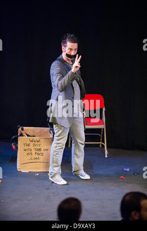 South Bank, Londres, Royaume-Uni. 27 juin 2013. Sam Wills, effectue sa loi mime comédie avec participation du public à la London's South Bank Crédit : Terence Mendoza/Alamy Live News Banque D'Images