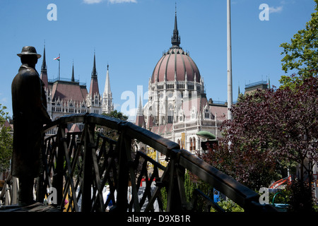 Statue d'Imre Nagy en face du bâtiment du parlement hongrois - Országház - Place des Martyrs à Budapest, Hongrie Banque D'Images