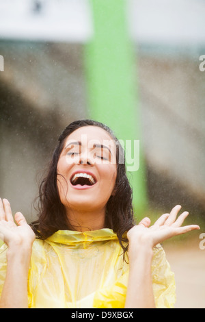 Young woman having fun in the rain Banque D'Images