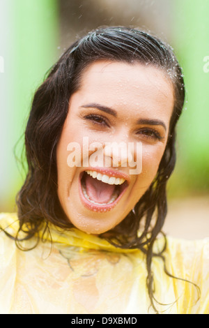 Happy woman face closeup sous la pluie Banque D'Images