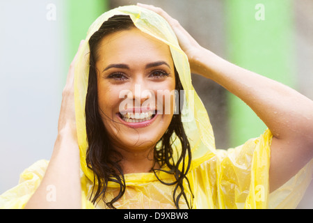 Happy young woman in imperméable à l'extérieur Banque D'Images