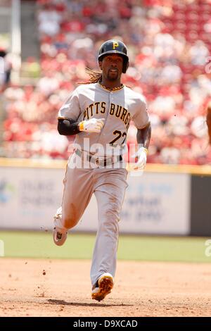 20 juin 2013 - Cincinnati, OH, États-Unis d'Amérique - le 20 juin 2013 à Cincinnati, OH..le voltigeur Andrew McCutchen Pirates de Pittsburgh en action contre les Reds de Cincinnati au cours de la victoire 5-3 des pirates le 20 juin 2013 au Great American Ballpark à Cincinnati, OH...Daniel Gluskoter/CSM Banque D'Images